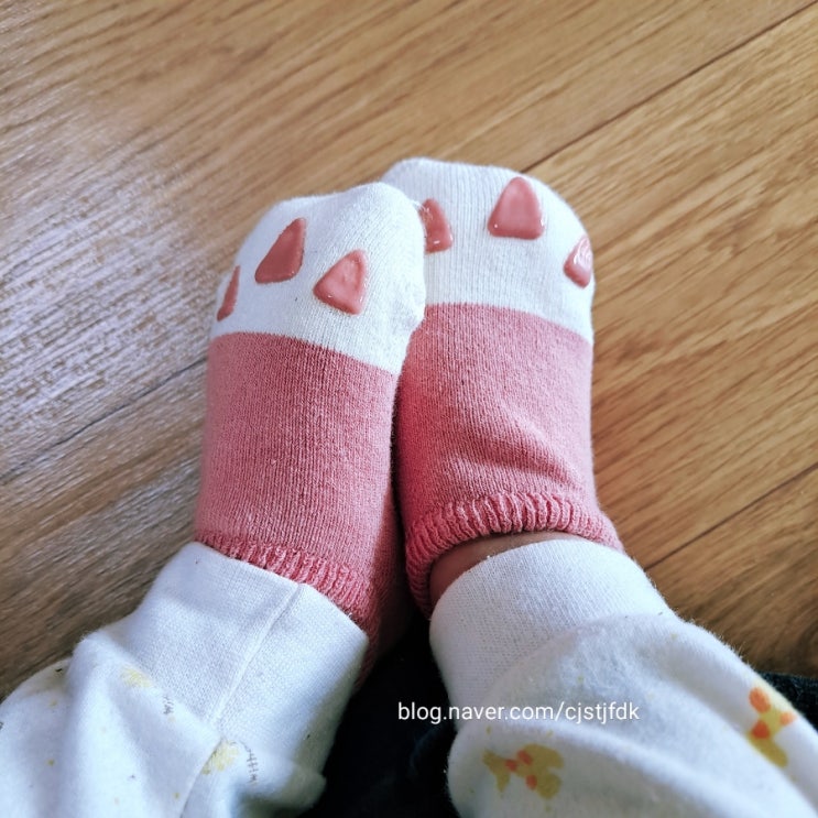 발이 차가운 우리 아기 겨울 덧신
