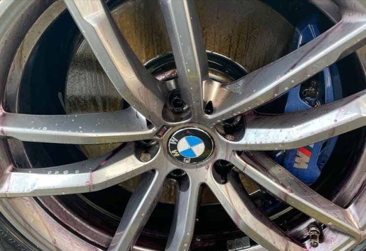  눈이 내리고 난 후 bmw차량 휠 철분제거하기