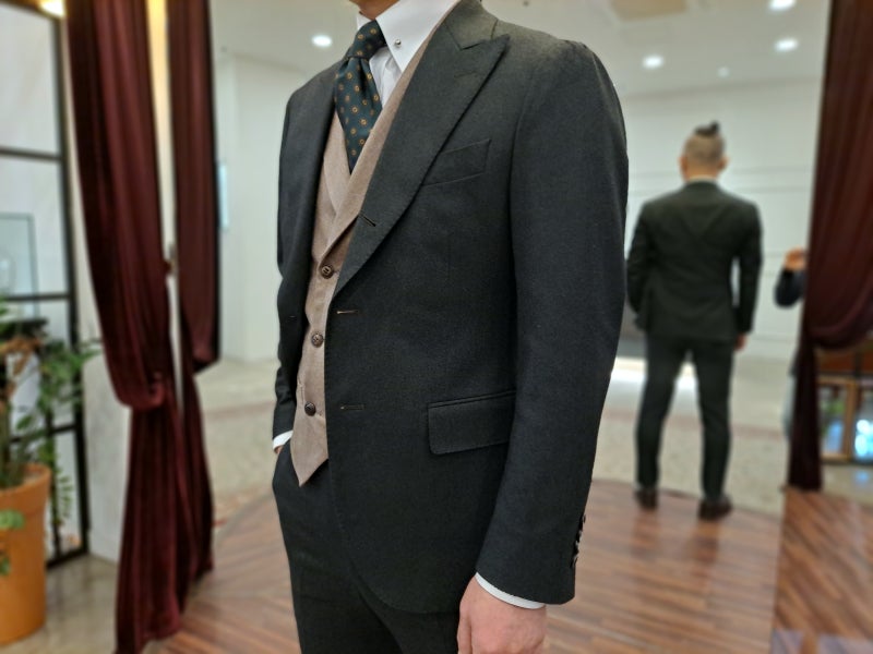남자 카키색정장 쓰리피스 스타일, 특별함을 입다!