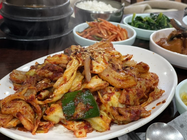  서초동 오래 일한 사람들이라면 다 아는 가정식 백반 다몽 (너무 맛있는 인생 제육볶음)