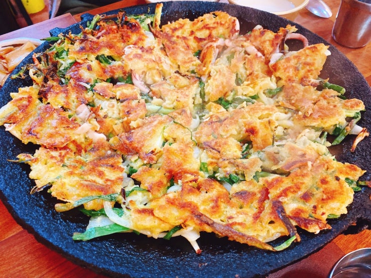  회기 파전골목  |  솥뚜껑 철판파전에서 해물파전에 느린마을 막걸리 한잔