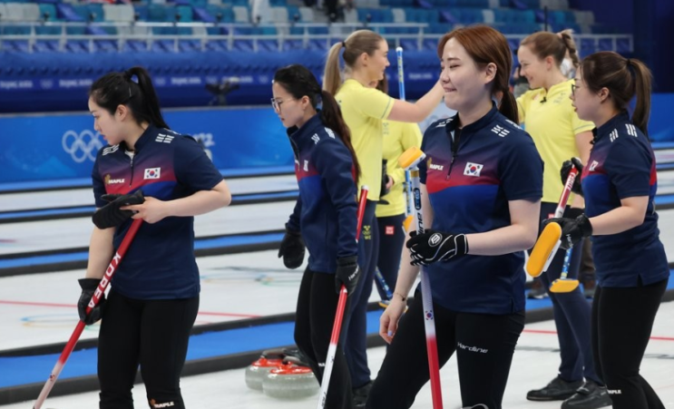 베이징<b>올림픽</b> 여자 <b>컬링</b> 대표팀 '팀 킴' 4강<b>진출</b>, 스웨덴전... 