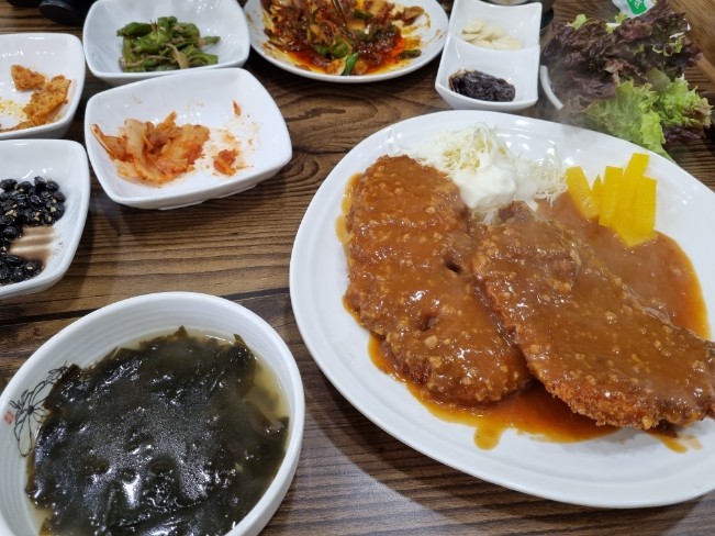 점심메뉴 천안성거밥집 [전지현씨네집밥]  돈까스~