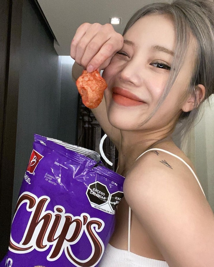 모모랜드 주이, 민소매 입은 채 은근한 볼륨감과 가녀린 어깨라인 강조...제아는 "맛있어?" 댓글 모모랜드 주이, 민소매 입은 채 은근한 볼륨감과 가녀린 어깨라인 강조...제아는 "맛있어?" 댓글