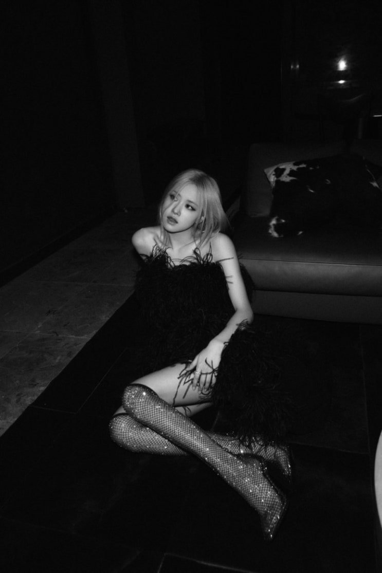 블랙핑크 로제, 인간 블랙으로 돌아온 챙로랑...치명적 아름다움으로 명품 모델 등극 블랙핑크 로제, 인간 블랙으로 돌아온 챙로랑...치명적 아름다움으로 명품 모델 등극