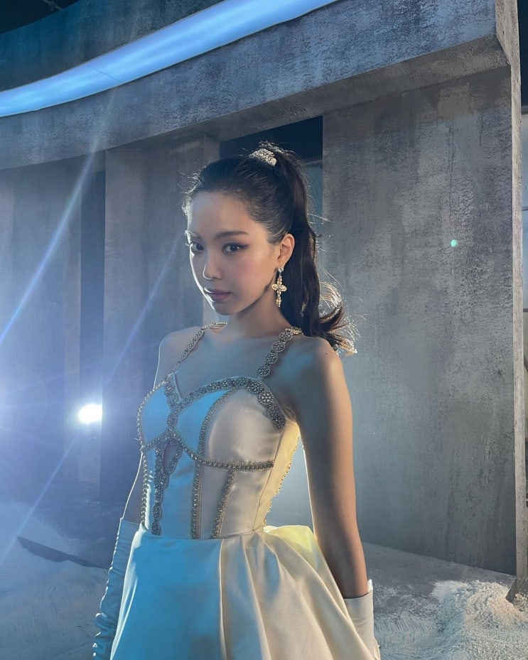 에이핑크 손나은, 화려한 주얼리 장식 의상 입고...멤버들 응원하며 불화설 종식 에이핑크 손나은, 화려한 주얼리 장식 의상 입고...멤버들 응원하며 불화설 종식
