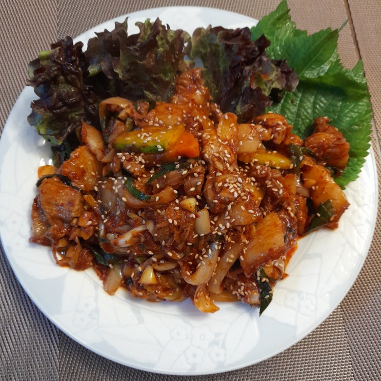  돼지고기 두루치기로 반찬과 안주를 동시 해결해 봐요