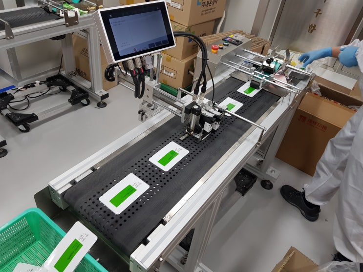  산업용마킹기 _ 잉크젯마킹기 피더기로 진단키트업체 피더(피딩) 후  lotno, expdate, mfgdate 마킹