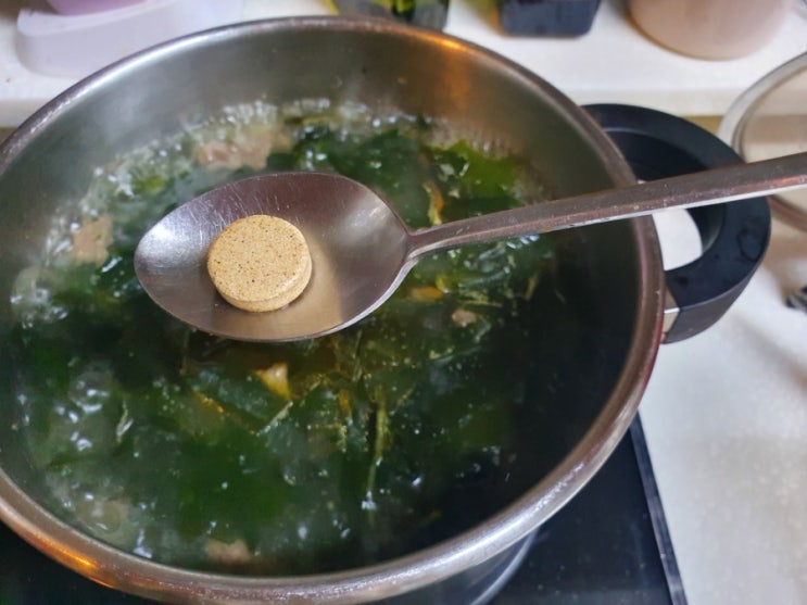  미역국 국물이 맛있다길래 저도 넣어봤어요.