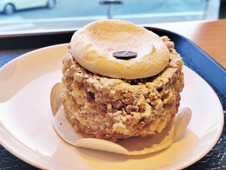  스타벅스 호두 당근 케이크는 밀도 높은 맛에 먹찌