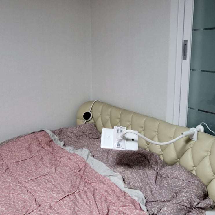 자바라거치대에 무선 충전 기능으로 편리함의 끝을 느꼈던 초텍 2in1 침대핸드폰거치대
