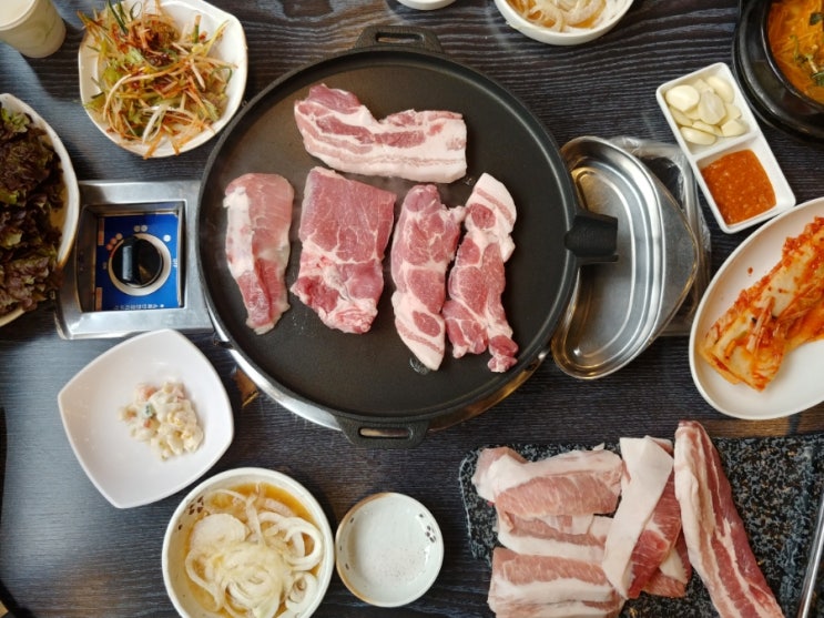  합정고기집 육부자 숙성생고기 돼지 한 마리