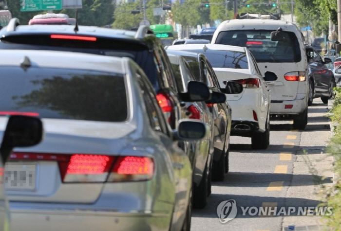 "주유소서 깜짝 놀랐다 언제 이렇게"…휘발윳값 다시 리터당 1700원대로