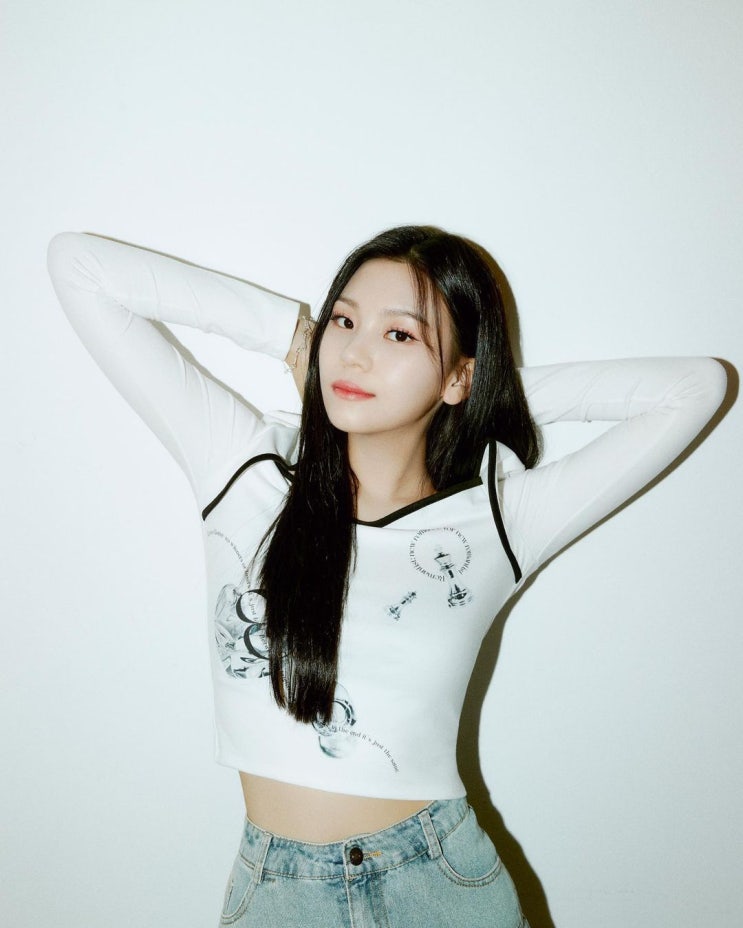 비비지 엄지, 끈 소매 의상 입고 어깨와 등 라인이 드러난채 치명적인 파격 자랑 비비지 엄지, 끈 소매 의상 입고 어깨와 등 라인이 드러난채 치명적인 파격 자랑