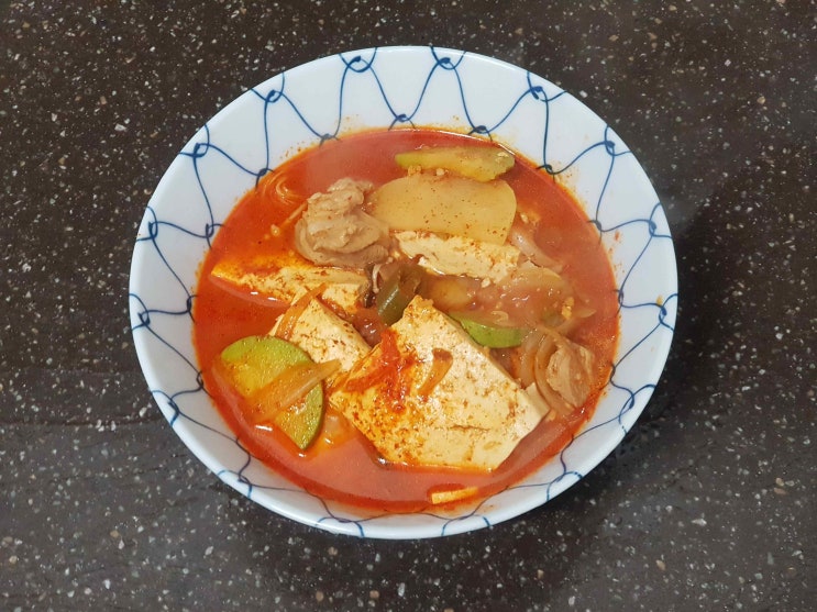 보글보글 끓인 돼지고기 두부찌개 밥 한 그릇 뚝딱