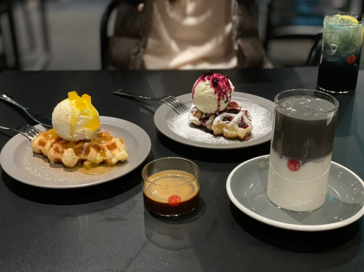 아이스크림 크로플과 칵테일같은 커피를 맛볼 수있는 브루커피 선릉 아크로텔점