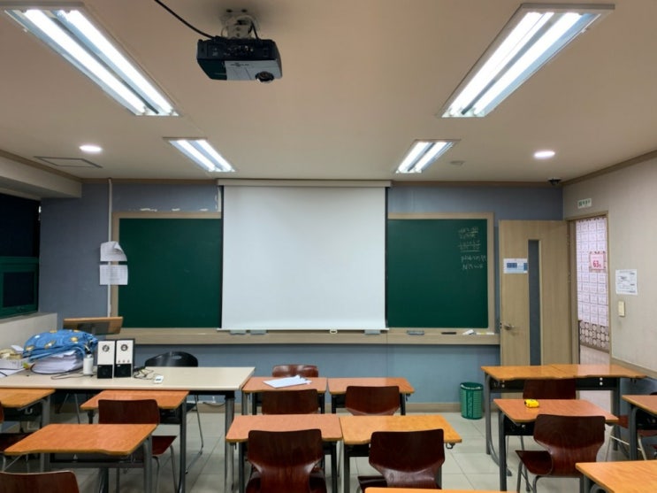  학원 빔프로젝트 수동 스크린 사용하니 교육용으로 제격