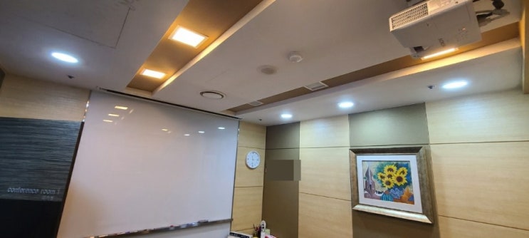  회의실 빔프로젝터 주민센터에 오래된 거 새로 교체했어요