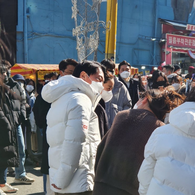  02월 20일, 홍대 쪽에서 돌아다니다가 안철수님을 보았습니다.