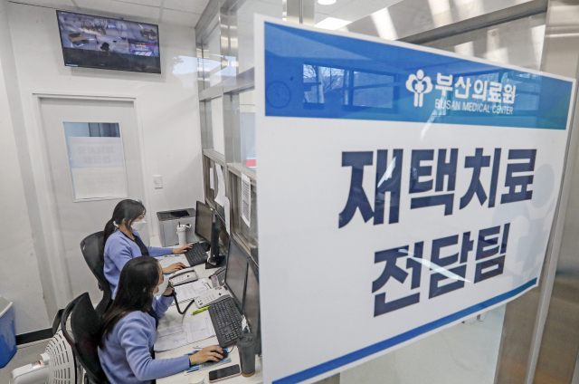코로나 때문에… 노인복지시설 ‘문 닫고’ 갈 곳 잃은 노인 ‘마음 닫고’ 코로나 때문에… 노인복지시설 ‘문 닫고’ 갈 곳 잃은 노인 ‘마음 닫고’