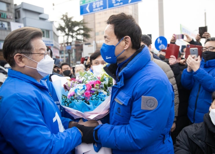 더불어민주당 <b>이재명</b> 대선<b>후보</b>, 익산<b>방문</b> 최정호 전 차관과의... 