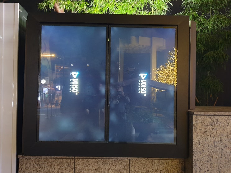  호텔앞 입구에 65인치 전자게시판,  공지사항 및 홍보동영상 웰컴보드