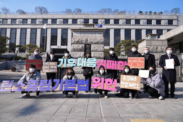 청소년들 "기후위기 대응에 역부족" 헌법소원 청소년들 "기후위기 대응에 역부족" 헌법소원