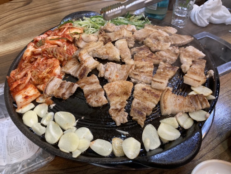 솥뚜껑에 구워서 더 맛있는 삼겹살