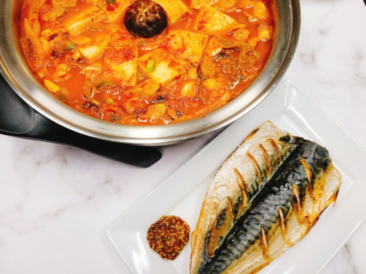  일상루틴 속 집밥요리 돼지고기 두부 김치찌개와 고등어구이