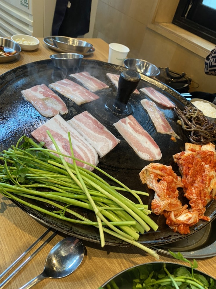  동탄 더뚜껑 솥뚜껑삼겹살 미나리랑 고사리 구워먹는집