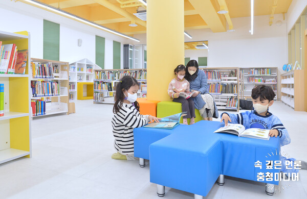 [충청미디어] 서충주도서관, 어린이 자료실에 안전매트 설치