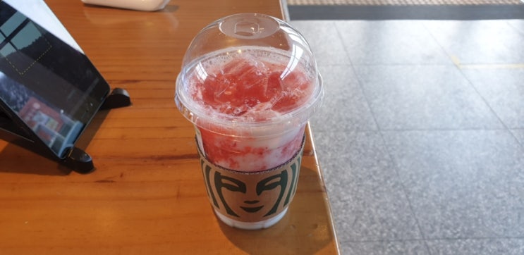 스타벅스 봄딸기라떼 맛있어요.