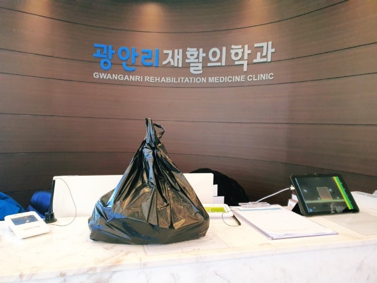  지난주 환자분들의 선물- 검은 봉투 두개, 쿠키와 카스테라, 커피와 음료들