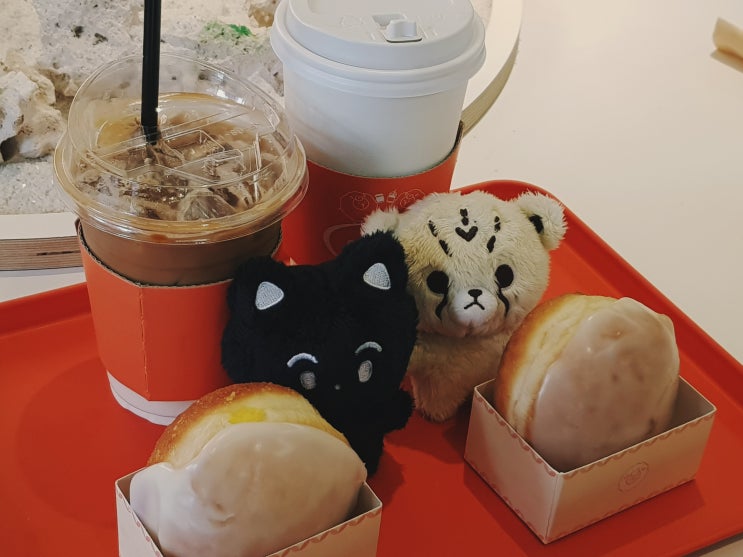 홍대 수제도넛 <글로어 홍대점>에서 카페놀이! with 10cm NCT 마크 인형 홍대 수제도넛 <글로어 홍대점>에서 카페놀이! with 10cm NCT 마크 인형