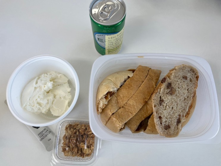 다이어트 식단 : 무화과 빵과 그릭 요거트 세트