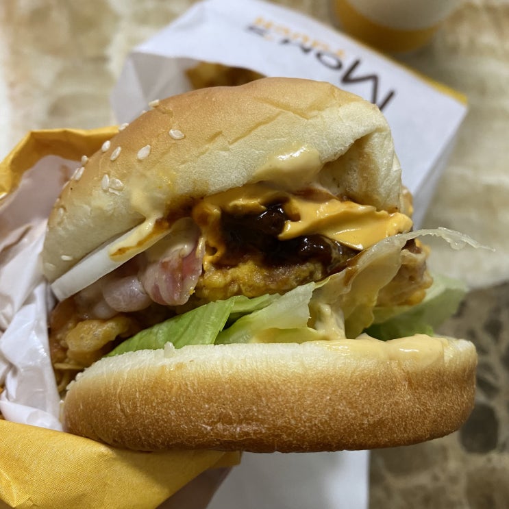 진한 바베큐 소스가 맛있는 맘스터치 텍사스바베큐치킨버거