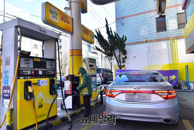 ℓ당 '2천원' 치솟나… '우크라 사태'에 휘발유값 불 붙었다 ℓ당 '2천원' 치솟나… '우크라 사태'에 휘발유값 불 붙었다