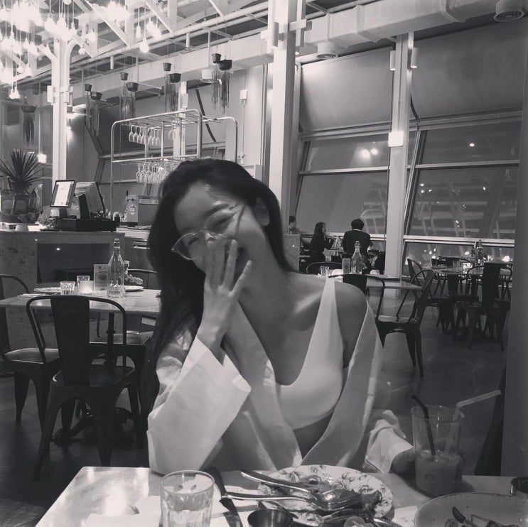 '산도녀' 시크릿 출신 한선화, 여의도 레스토랑에 브라톱 입고 섹시미 과시 '산도녀' 시크릿 출신 한선화, 여의도 레스토랑에 브라톱 입고 섹시미 과시