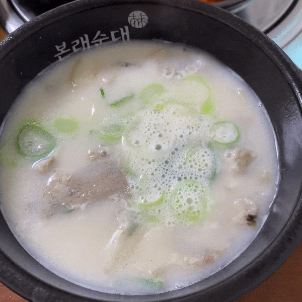  돼지껍데기랑 먹는 진~한 국밥 본래순대 경상대학교병원점