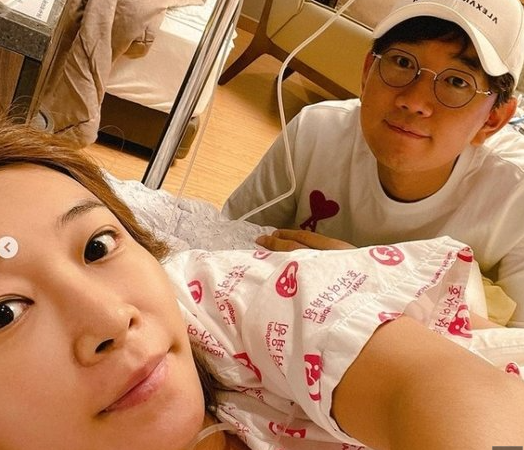 둘째 출산한 '이정민' 아나운서, 훈남 의사 남편과 두 자녀들과 가족사진