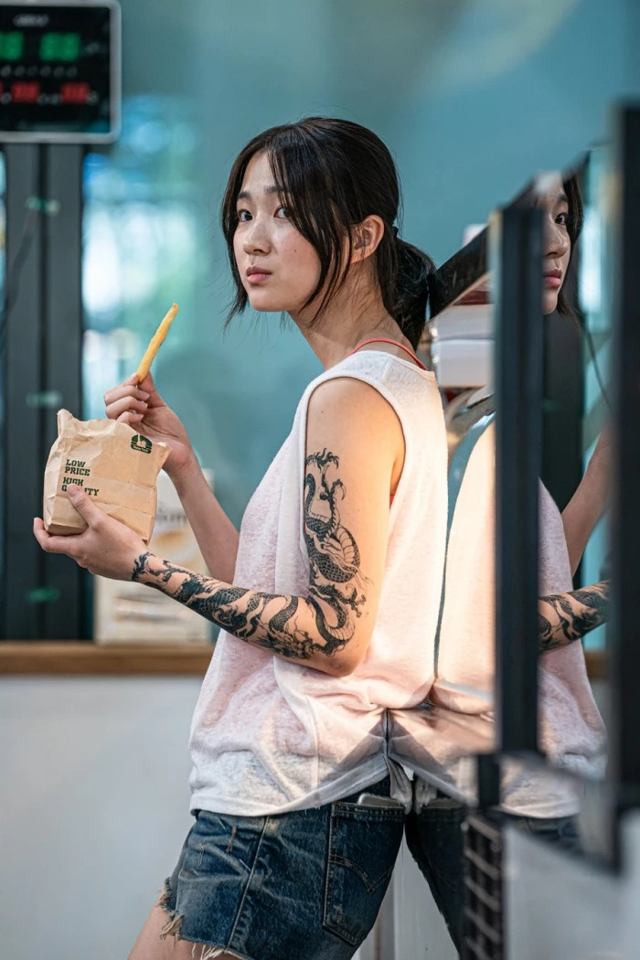 '스카이캐슬' 예서 김혜윤, 새 영화 '불도저에 탄 소녀'에서 180도 이미지 변신 '스카이캐슬' 예서 김혜윤, 새 영화 '불도저에 탄 소녀'에서 180도 이미지 변신