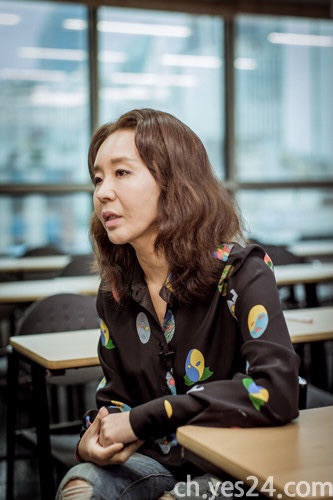  저는 현실을 먼저 겪고, 그걸 설명할 책을 찾아요