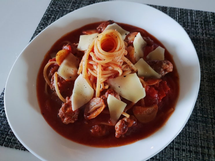  "소고기 패티 파스타" 레시피, 토마토소스와 고다치즈