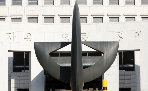 3세 아동 엉덩이 때린 보육교사…대법 "아동학대 아냐" 3세 아동 엉덩이 때린 보육교사…대법 "아동학대 아냐"