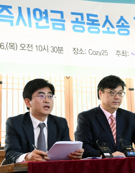 ‘즉시연금’ 논란이 뭐길래…잇단 패소에 보험사 초긴장 ‘즉시연금’ 논란이 뭐길래…잇단 패소에 보험사 초긴장