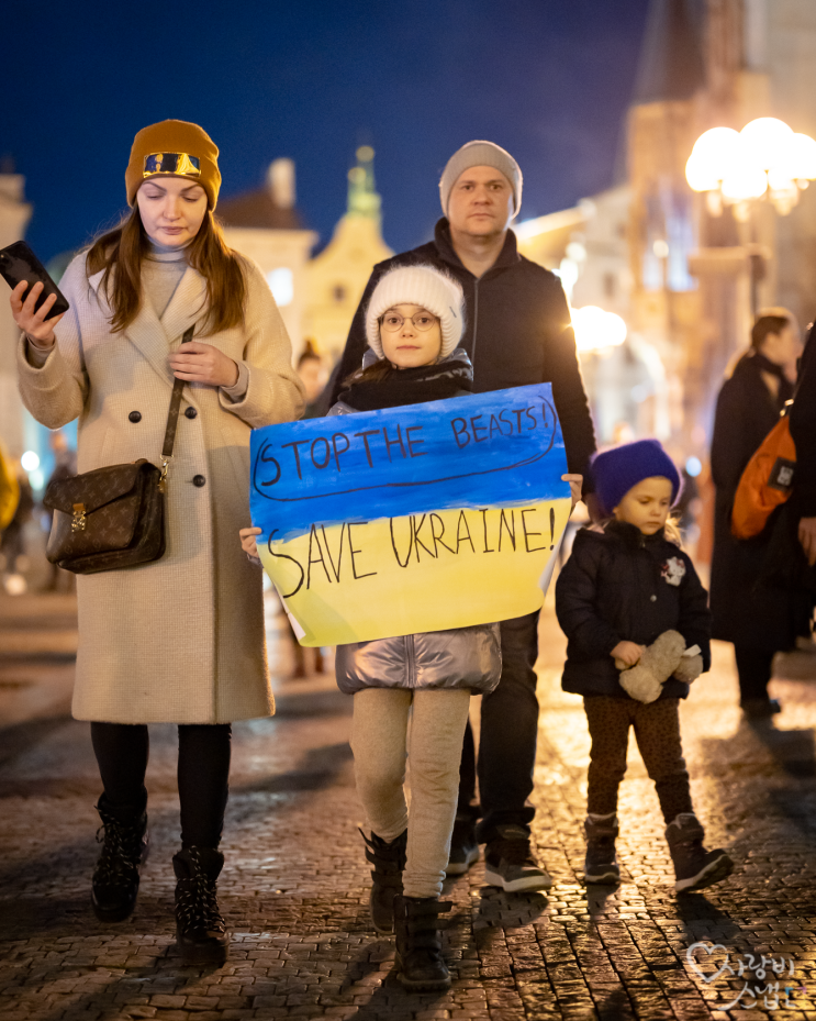 우크라이나, 러시아를 향한 프라하에서의 반전 시위 현장 by 석영작가