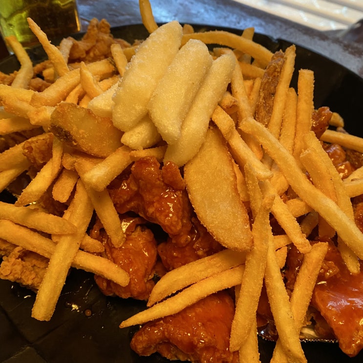 바삭한 후라이드와 달콤한 양념의 서면 아웃닭 메뉴
