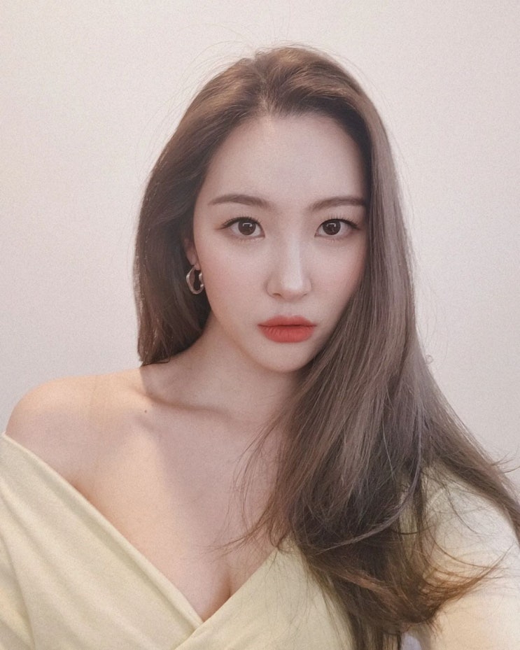 가수 선미, 가녀린 쇄골과 볼륨감으로 한층 물오른 미모와 몸매 뽐내 가수 선미, 가녀린 쇄골과 볼륨감으로 한층 물오른 미모와 몸매 뽐내