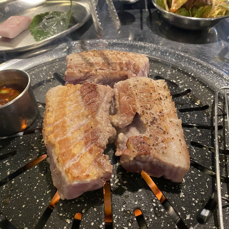 쫀득하고 맛있는 삼겹살이 매력인 당감동 고기집 육림구공탄