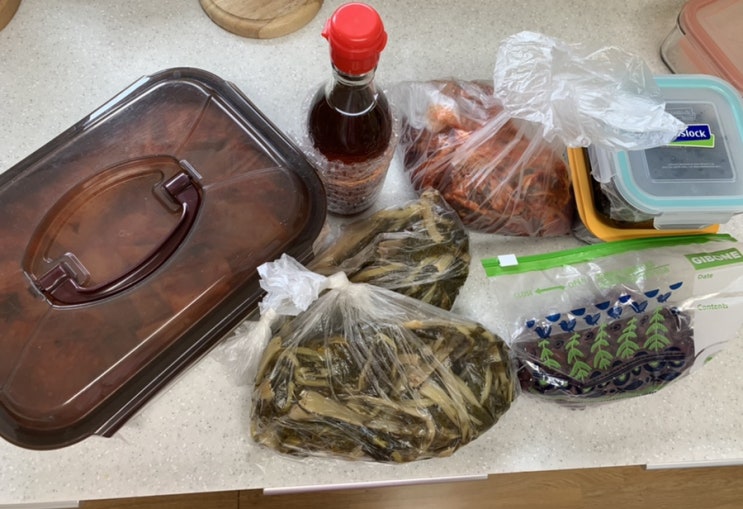엄마의 택배는 사랑이죠️ 그래서 오늘 처음으로 시래기나물볶음도 해봤어요! 엄마의 택배는 사랑이죠️ 그래서 오늘 처음으로 시래기나물볶음도 해봤어요!